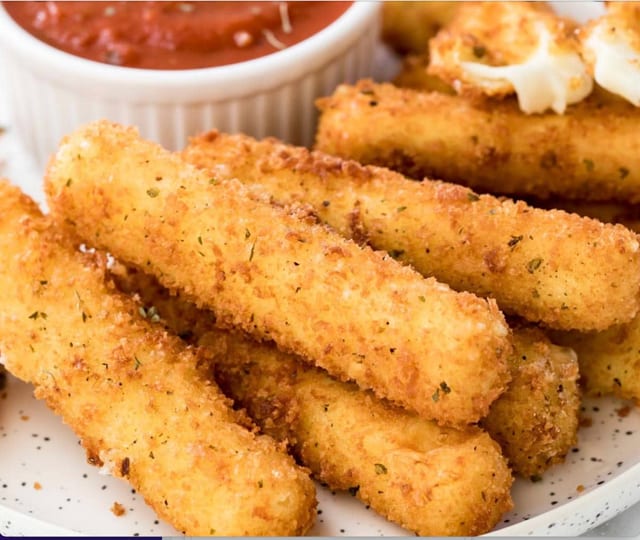 Mozzarella Sticks (6).